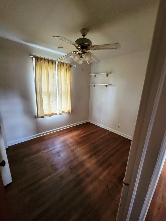 Building Photo - 8922 Schneider Ave