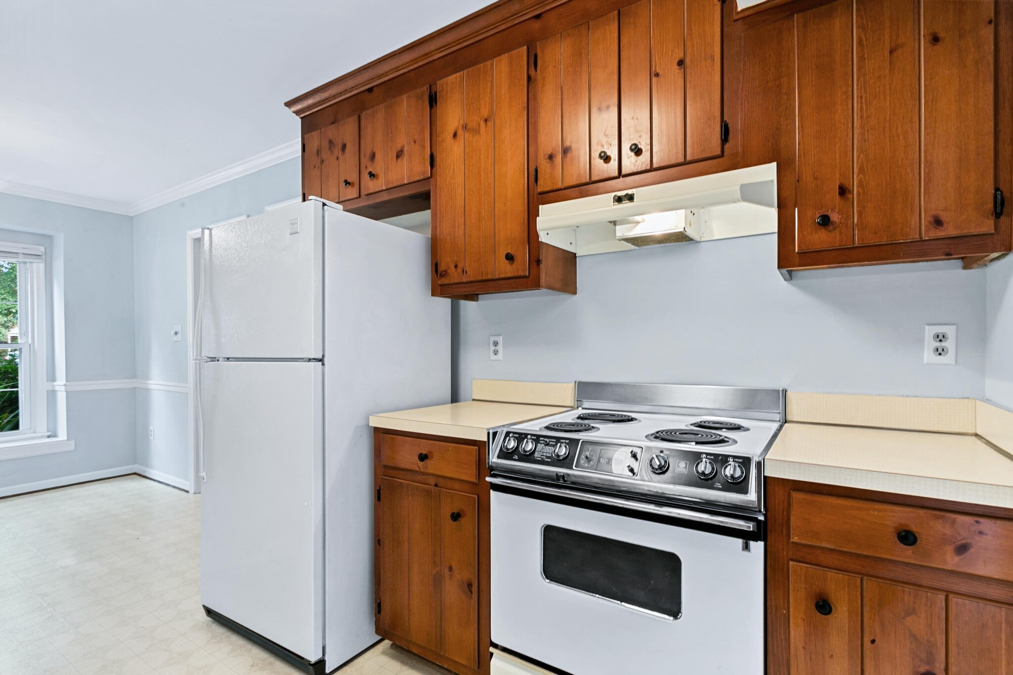 Range/Oven with hood - 117 Wellesley Dr