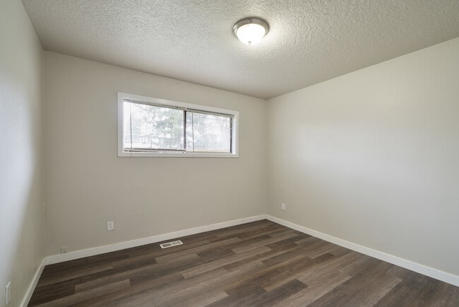 Building Photo - 15706 E Burnside St