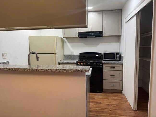 Building Photo - Nicely updated Mequon Condo