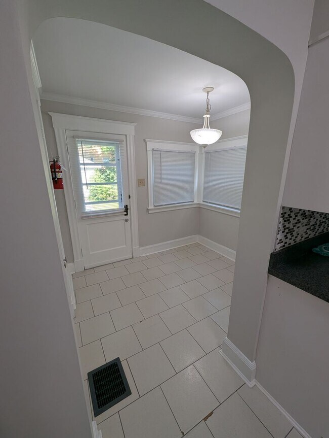 Building Photo - 3827 Millsbrae Ave