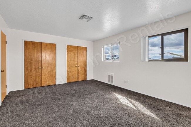 Building Photo - PET FRIENDLY CENTRALLY LOCATED ON ONE ACRE