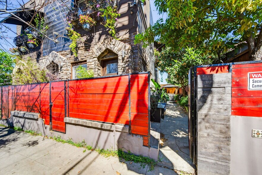 Building Photo - 5915 Lexington Ave