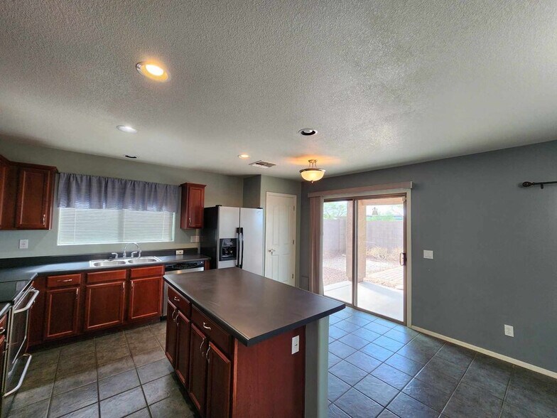 Building Photo - 40443 W Helen Ct