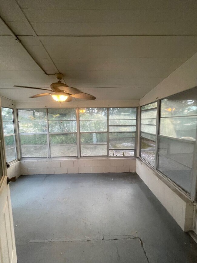 Building Photo - 2 Bed 1 Bath Home | Pet Friendly | Washer Dryer Hook Ups | Section 8 Welcome