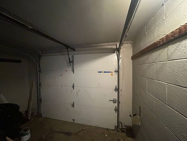 Building Photo - 2801 Royal Glen Dr