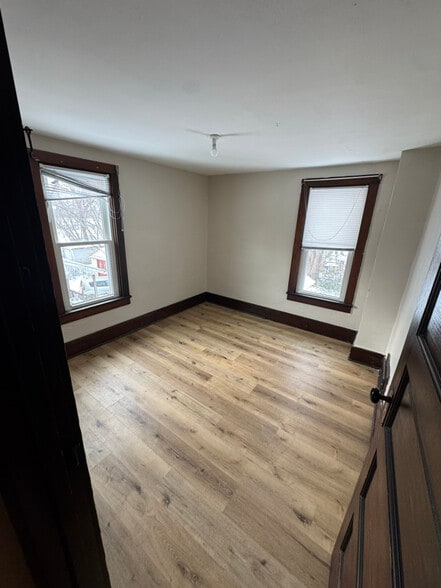 Building Photo - 2118 11th St SW