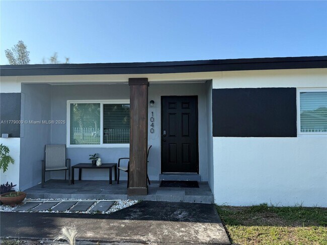 Building Photo - 1040 SW 30th Ave