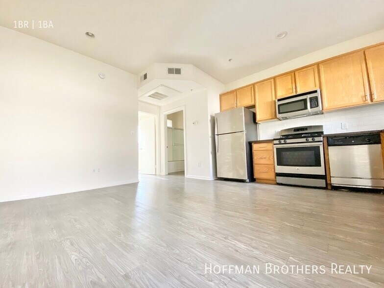 Building Photo - 251 Robinson St