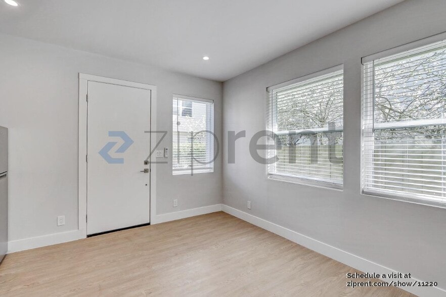 Building Photo - Unit A