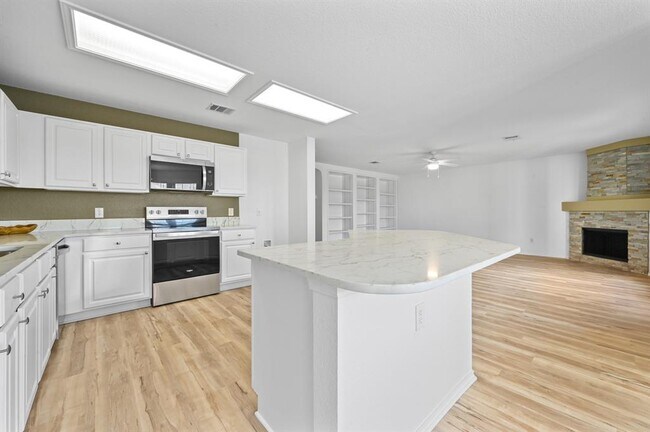 Building Photo - 2412 Regal Park Ln