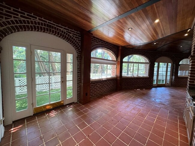 Building Photo - Tri-level townhome in highly desirable Dia...