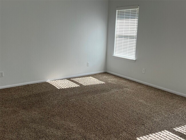 Building Photo - 99 Fordland Estate Dr