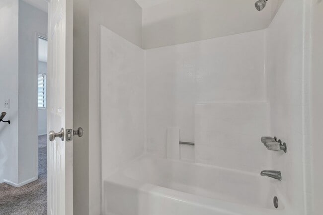 Building Photo - Thousand Oaks- Three Bedroom Condo