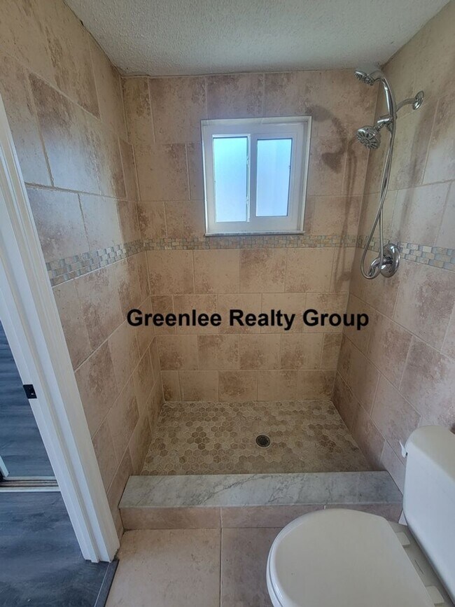 Building Photo - 7741 Treasure Pointe Dr