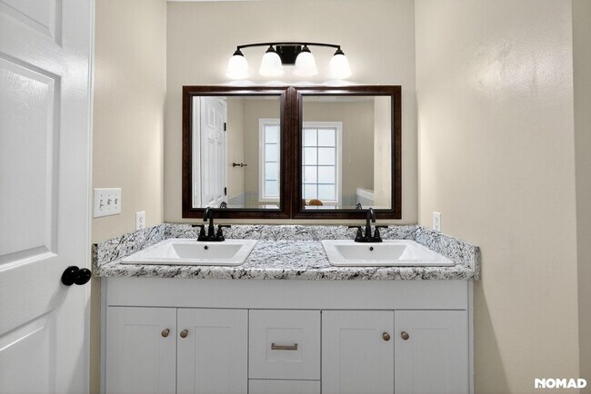 Building Photo - 198 Lakeview Dr