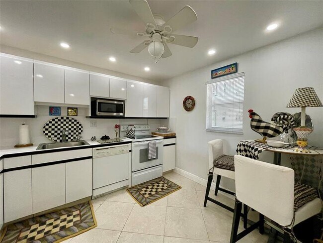 Building Photo - 4629 Poinciana St