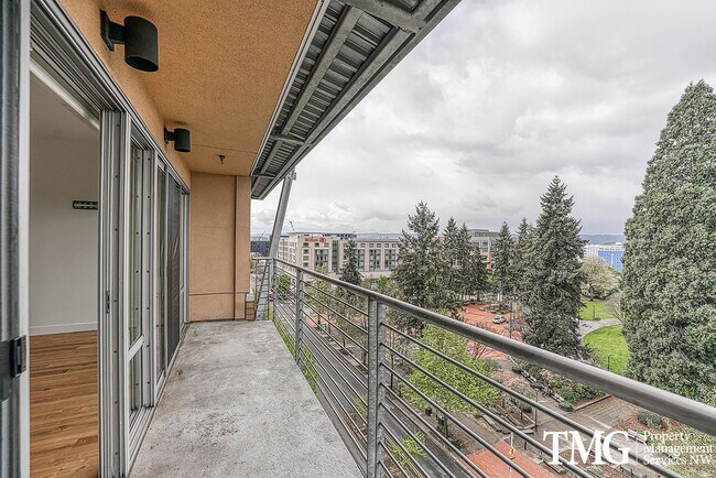 Building Photo - Top-Floor 2BD/2BA Condo w/ Stunning Park Views & Utilities Included