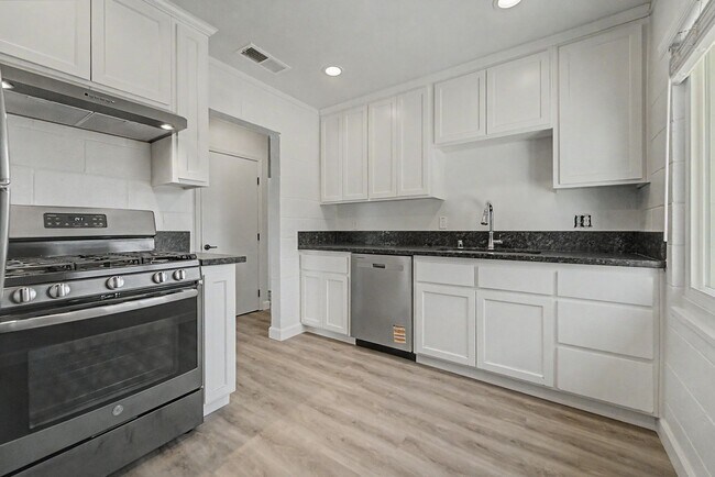 Building Photo - 1258 Rosemary Ln