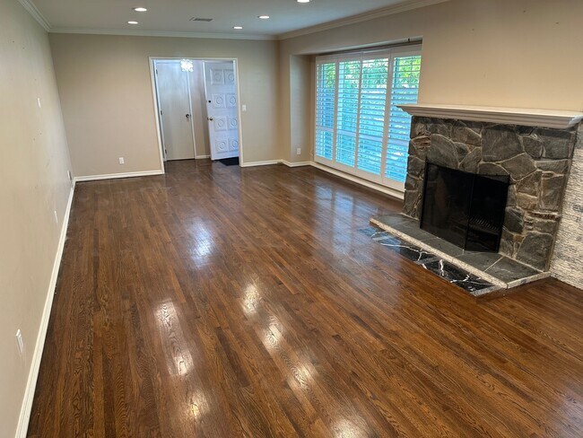 Building Photo - 1705 N Santa Anita Ave