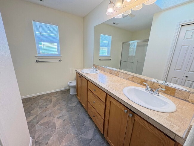 Building Photo - 1430 NE Glen Ellen Dr