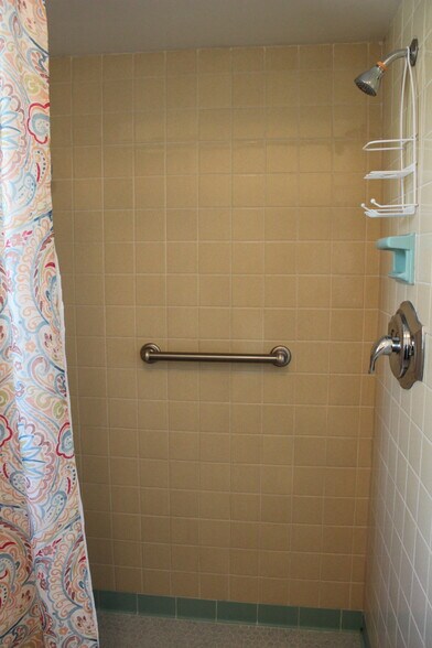 Bathroom 2 - 3605 Iroquois Ave