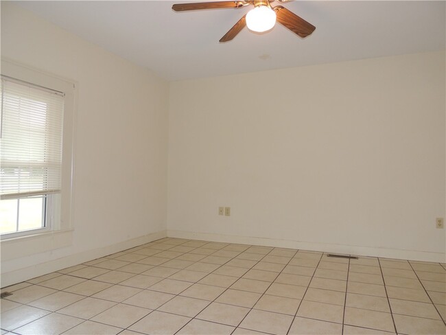 Building Photo - 803 Kings Rd