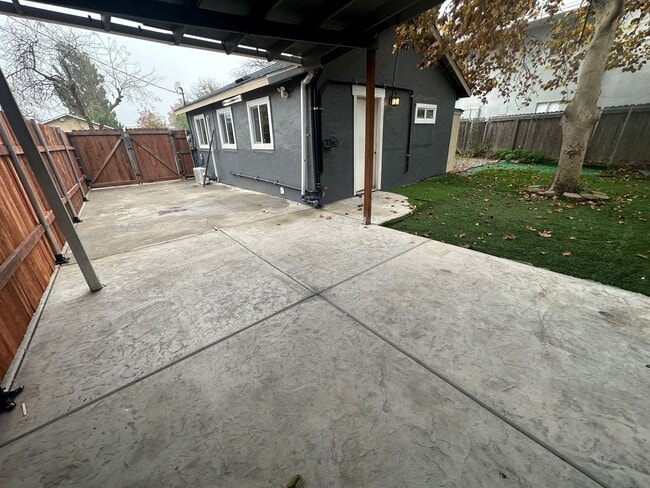 Building Photo - 301 Ainsley Ave