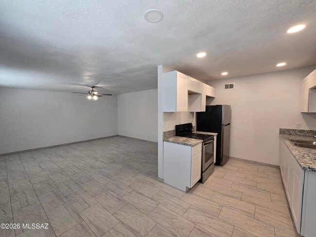 Building Photo - 511 N Iroquois Ave