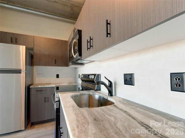 Building Photo - 505 E 6th St