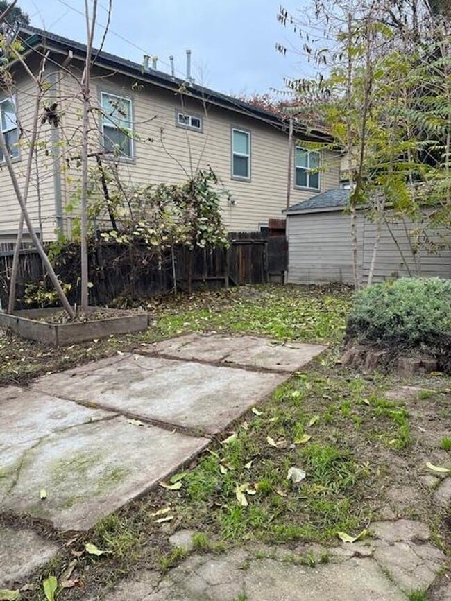 Building Photo - DARLING 2 BEDROOM HOUSE!!