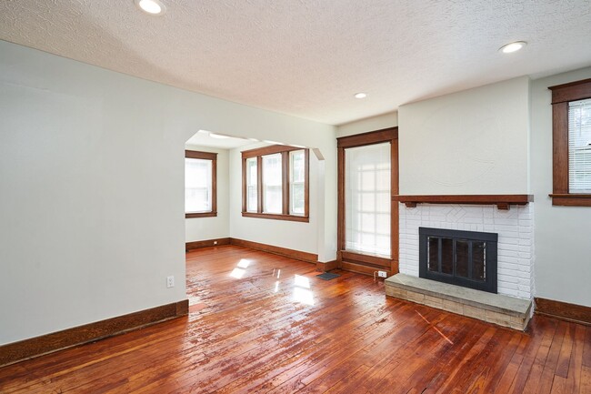 Building Photo - Renovated 3 bedroom 2 Bath home in Goodyea...