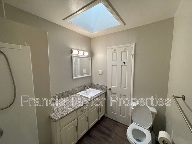 Building Photo - 218 W 8th Ave