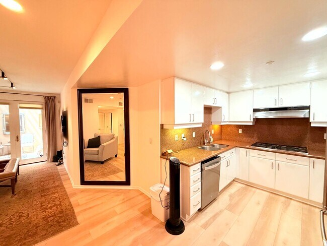 Building Photo - Fantastic 2 Bed 2 Bath Condo Partially Fur...