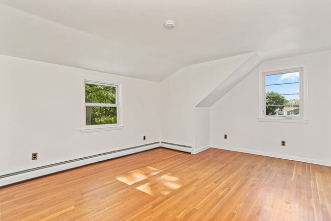 Building Photo - 38 Maplewood Dr