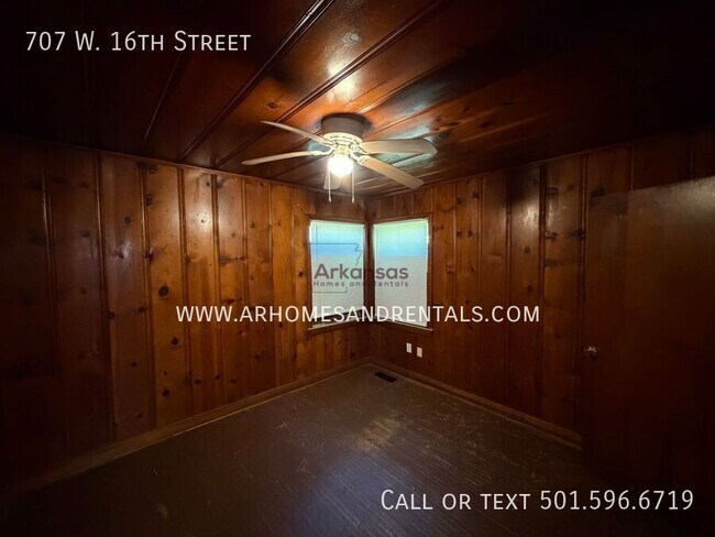 Building Photo - 707 W 16th St