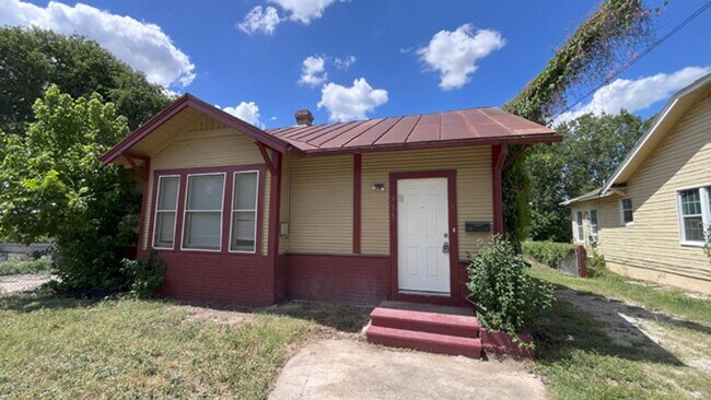 Building Photo - Updated Vintage Vibes Just Minutes from Do...