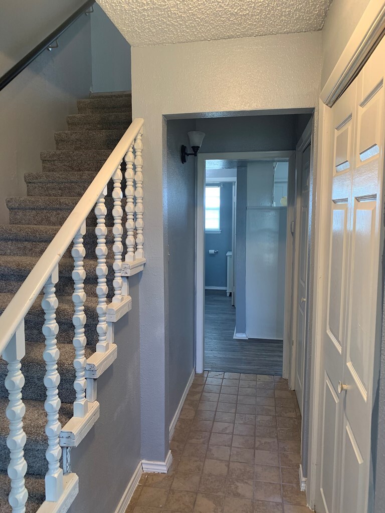 Building Photo - 984 E Schirra Dr