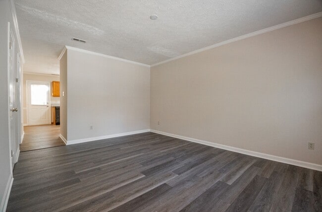 Building Photo - A must see 2 BEDROOM Townhome ! Convenient...