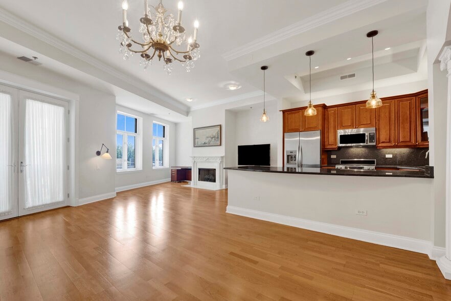 Primary Photo - 2042 N Clark St