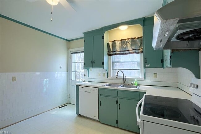 Building Photo - 7439 Lewis Ave