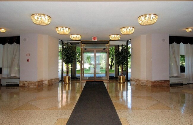 Building Photo - 1121 University Blvd W