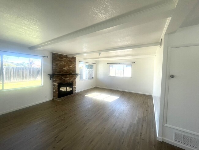 Building Photo - Pet friendly, 3 Bedroom House in Santa Maria