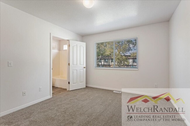 Building Photo - Beautiful 3 Bed 1.5 Bath Townhome in Ogden