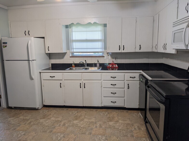 Building Photo - 524 Goldfinch Ave
