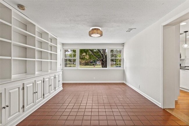 Building Photo - 1023 W Ohio Ave