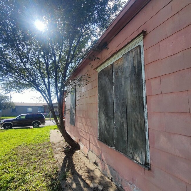 Building Photo - OWNER Finance Home with 10% DOWN