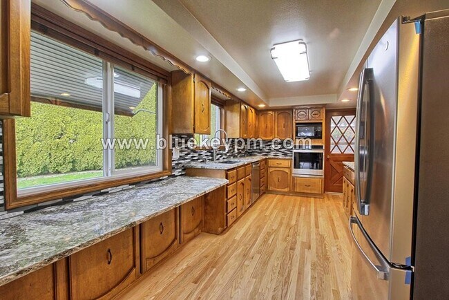 Building Photo - Amazing Holiday House!!!  3 Bed, 2.5 Bath ...