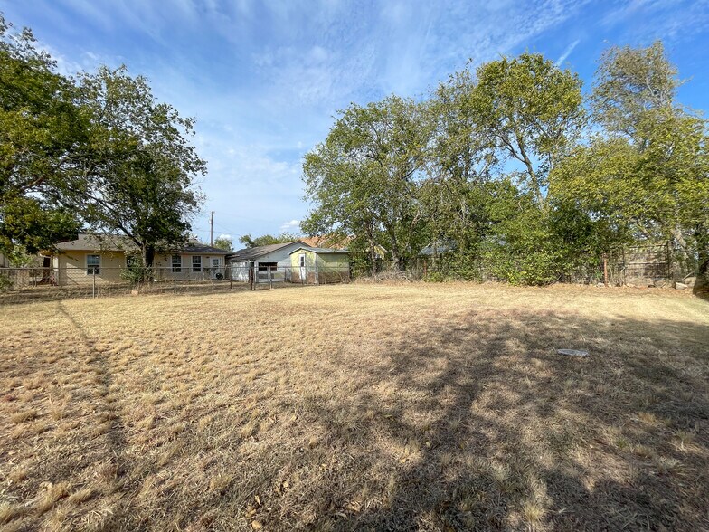 Building Photo - 1306 W 11th St