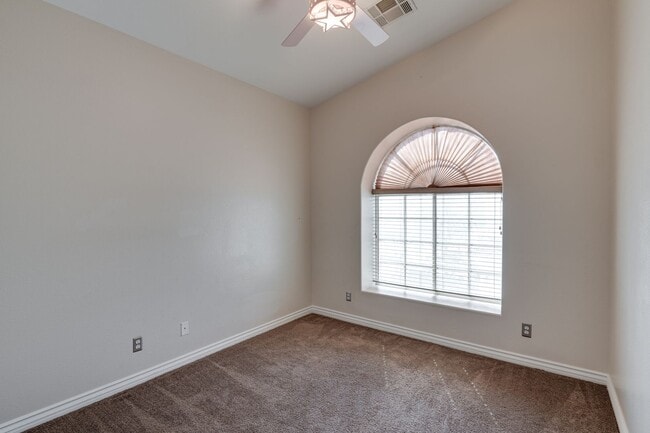 Building Photo - Upgraded Home in Lamplight Gated Community with Pool!